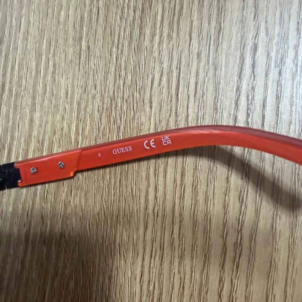 GUESS MEN METAL NAVIGATOR SUNGLASSES Black Red